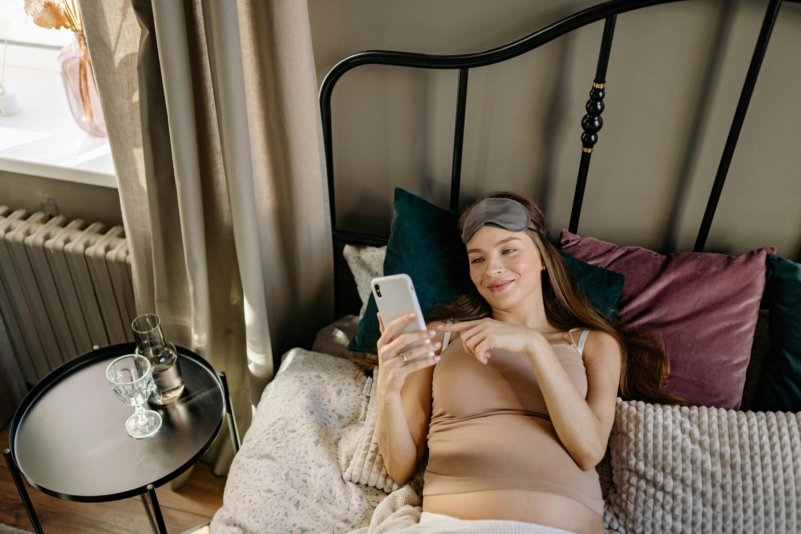 Top 6 Risks of Mobile Phone Use During Pregnancy and Safety Tips